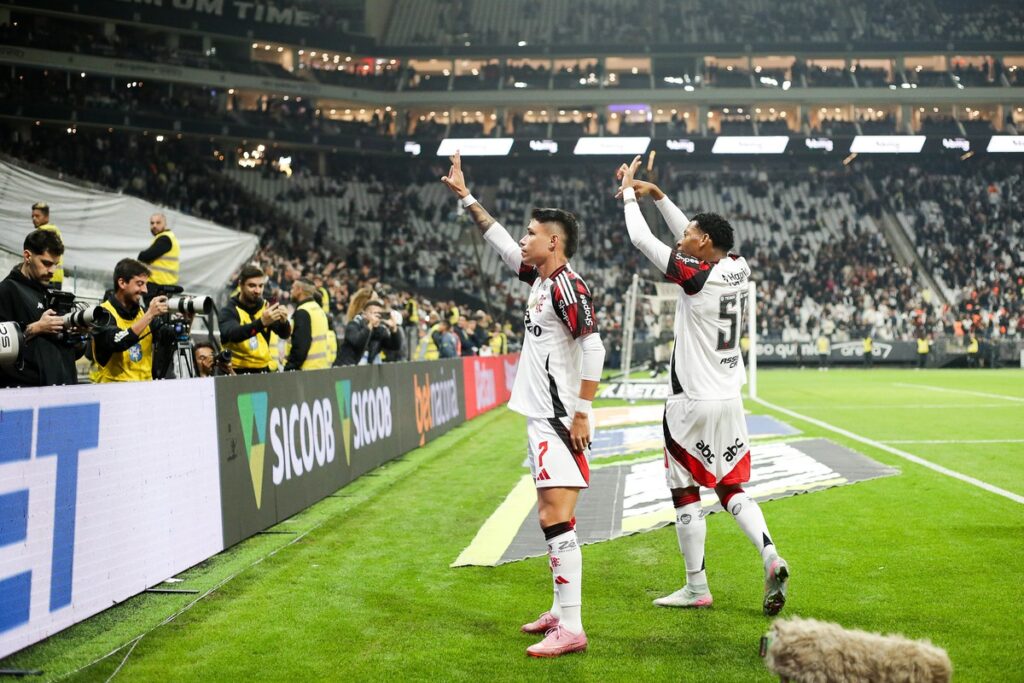 ¡Carrascal desata la locura! Flamengo vence a Corinthians y lidera el Brasileiro