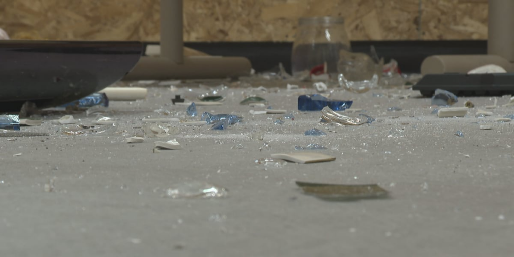 ¡Desestrésate rompiendo! Descubre el nuevo smash room en South Burlington