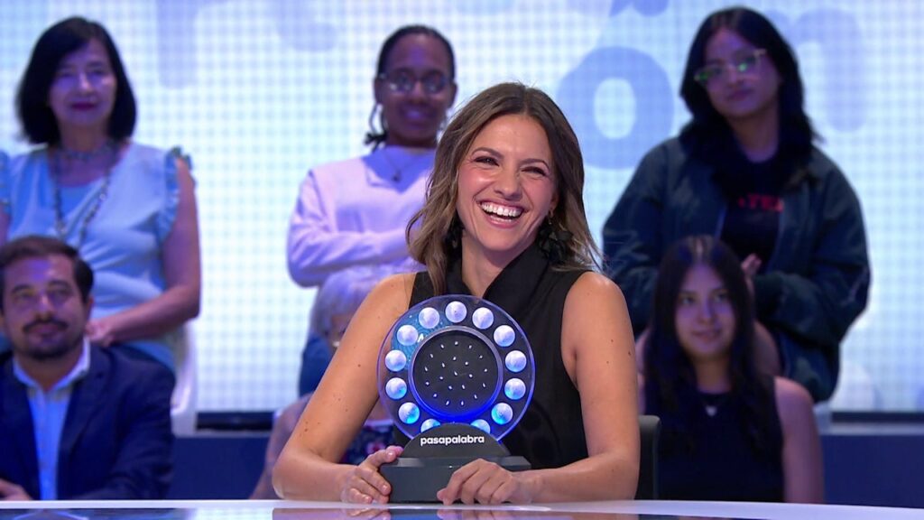 Aire de fiesta al escuchar cantar a Ana Ruiz en Pasapalabra: ¡Un musical ya!