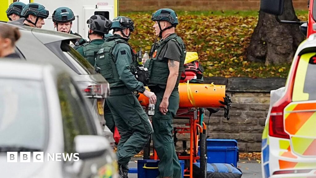 Manchester synagogue: Cuatro heridos en ataque de coche y apuñalamiento
