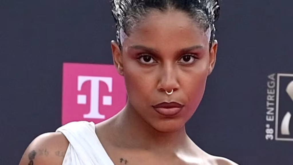 Tokischa escandaliza con su vestido en la alfombra de Premio Lo Nuestro 2026: ¡Descubre el mensaje oculto!