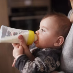 ¡Alerta en España! Hospitalizados cinco bebés tras consumir leches con toxina.